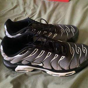 Nike air max plus size 10 black and white